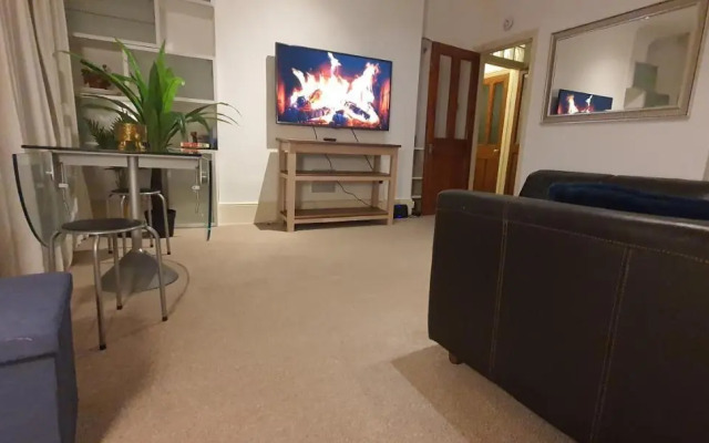 Walk to London Bridge En Suite Apartment with Kitchen