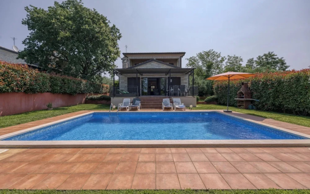 Villa Kristina With Pool