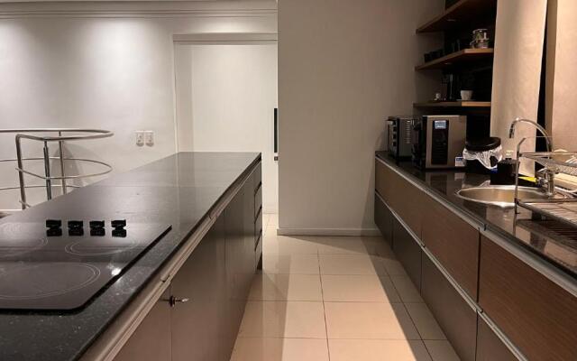 Luxuosa cobertura de 380m² a 850m da Av Beira Mar