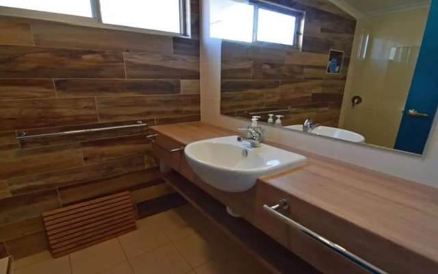 CDC-625 Beach House incl.rear 2BR studio