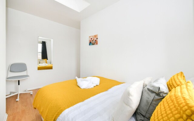 Impeccable 4-bed House With Garden in Brixton