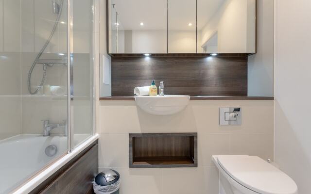 1 Bedroom Flat in Surrey Quays With Balcony