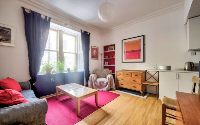 Colourful West-end Apartment - 2 Double Bedrooms 4 Guests!
