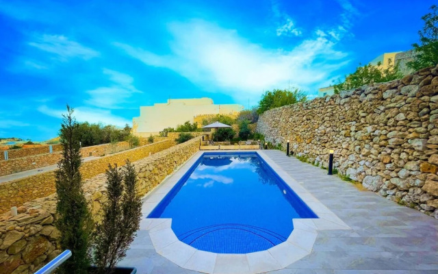3 Bedroom Apartment With Private Pool and hot tub