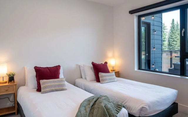 Huckin' Harry's by Revelstoke Vacations