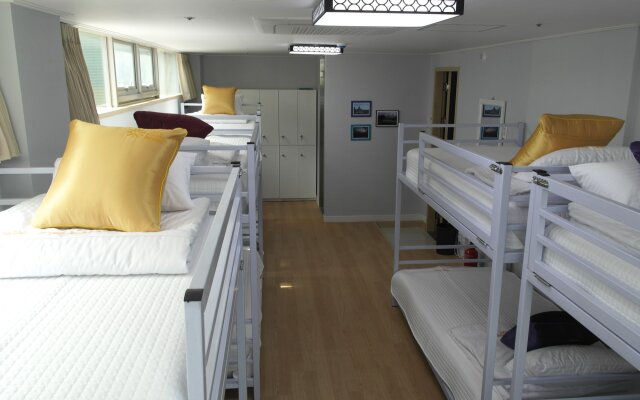 Sun and Moon Guest House - Hostel