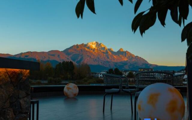 EARTHGAZE•STARSPANNG: 180-Degree Snow Mountain View Homestay (Lijiang Ancient Town Branch)