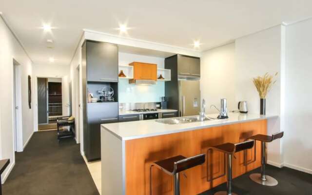 Large 3 Bedroom Apartment with River Views near the Stadium