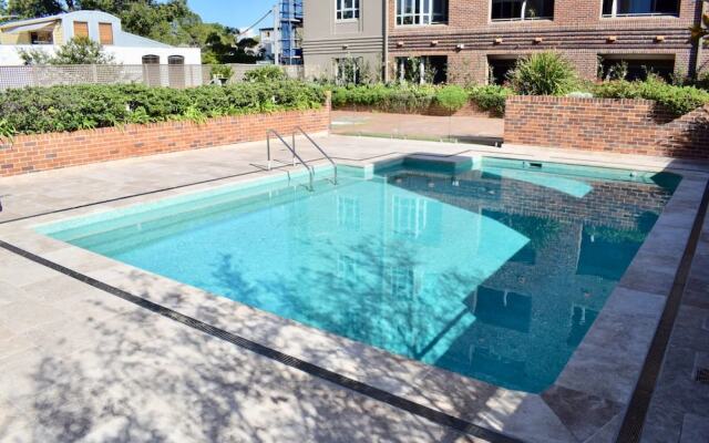 Cosy Newtown Studio Apartment With Swimming Pool