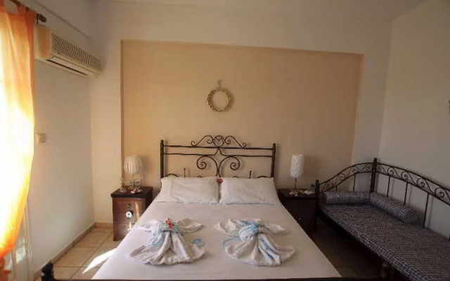 Manos Syros Rooms & Apartments