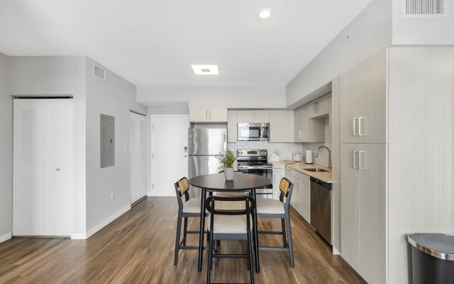 Stylish City-View Condo Pool Access