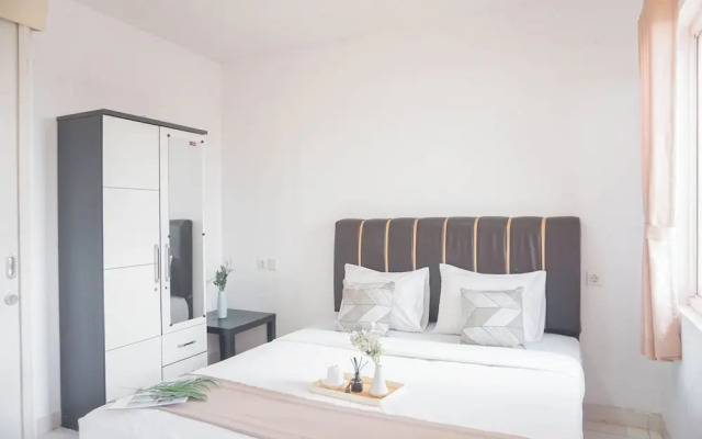 Cozy Living 1BR at Sentul Tower Apartment