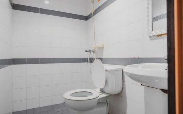 RedDoorz near Nagoya Hill Mall Batam 5