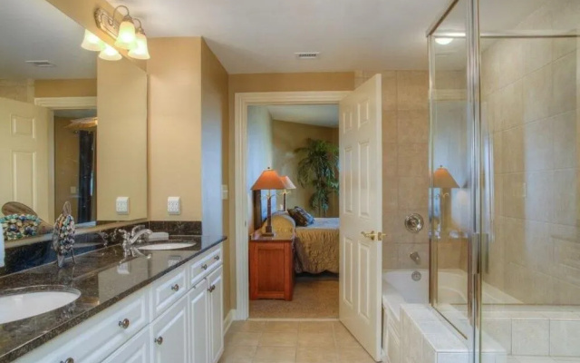 Beautiful and Lavish Ocean-view High Rise!