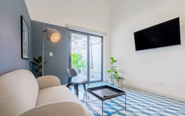 w Outstanding 1BR in Santa Ana