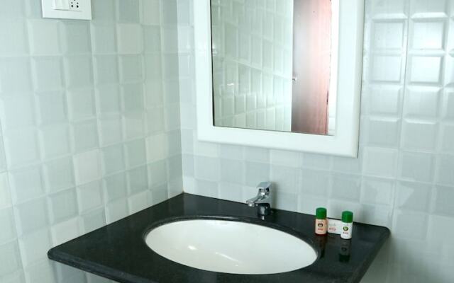 OYO 9646 Hotel Golden Pearl Inn
