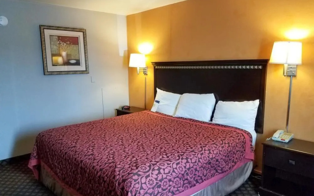 Oyo Townhouse Dodge City Ks