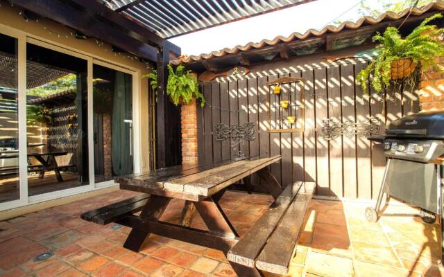 Apartment With Charming Patio+ BBQ Near Beach! Free Util's