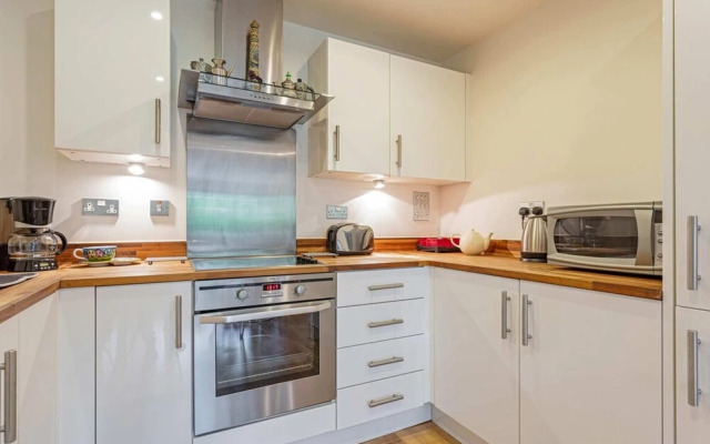 Bright 1 Bedroom Apartment Near London Bridge With Balcony