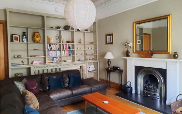 297 Charming Spacious 2 Bedroom Apartment in the Centre of Edinburgh s Old Town