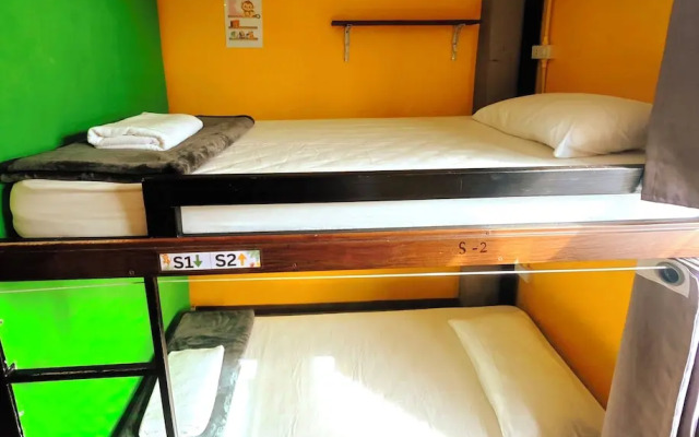 THE FUNKY MONKEY HOSTEL - 18 to 40 only