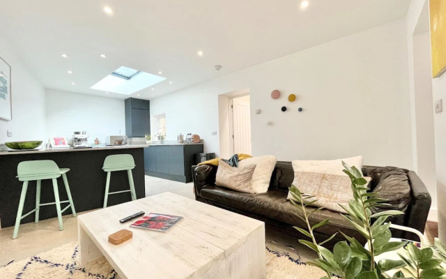 The Vicarage Newlyn 1 Bed River View Parking