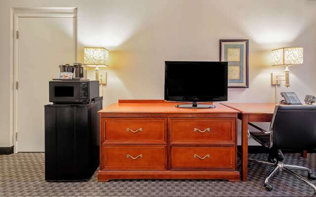La Quinta Inn & Suites by Wyndham Naples East (I-75)