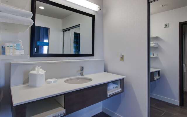 Hampton Inn & Suites Wichita/Airport