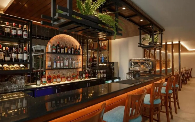 Hotel Thrive, A Tropical Courtyard