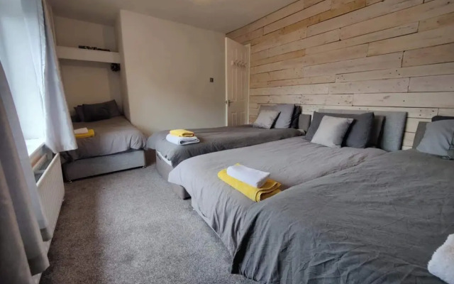 3 Bed House - Sleeps 7 - Garden - Parking - Wifi