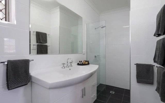 Cadman Motor Inn & Apartments