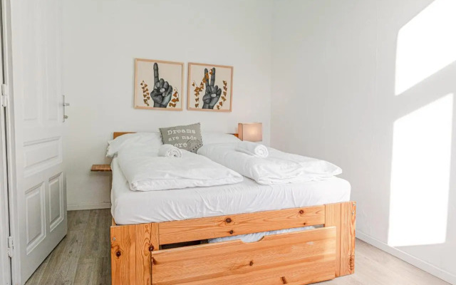 Perfectly situated 2BR Apt. - ideal for Longstays