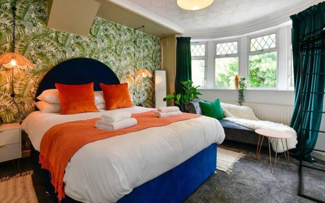 House - Sleeps up to 9 & Free Parking