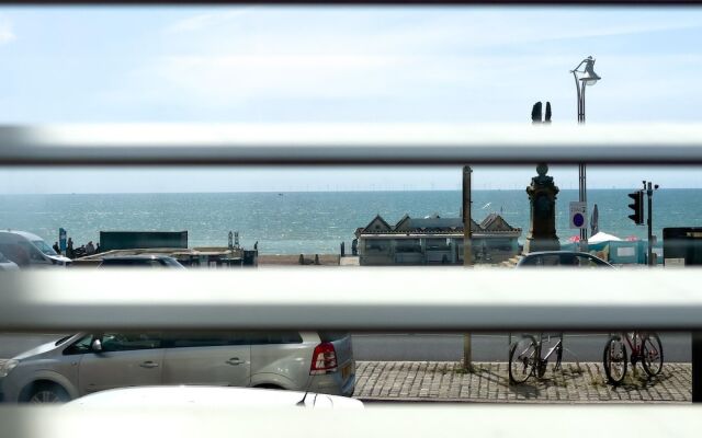 Deco Seafront - Seafront Apartment - Sleeps up to 6