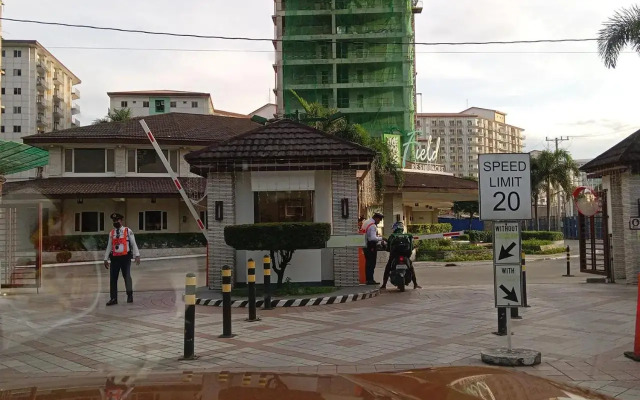 Lovely Condo 2-BR w/balcony in SM-Sucat, Paranaque