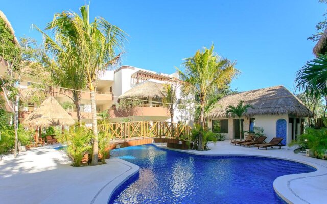 Condo Complex with an Alluring Pool & Tropical Vibes by Stella Rentals