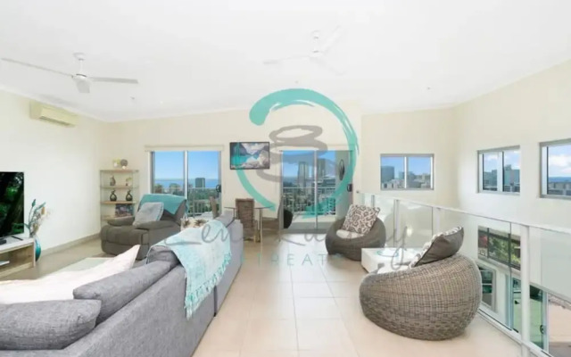 Pinnacle Penthouse Escape Panoramic Views Pool