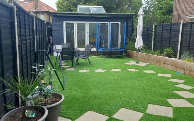 Stunning 1-bed Cabin in Bromley With hot tub