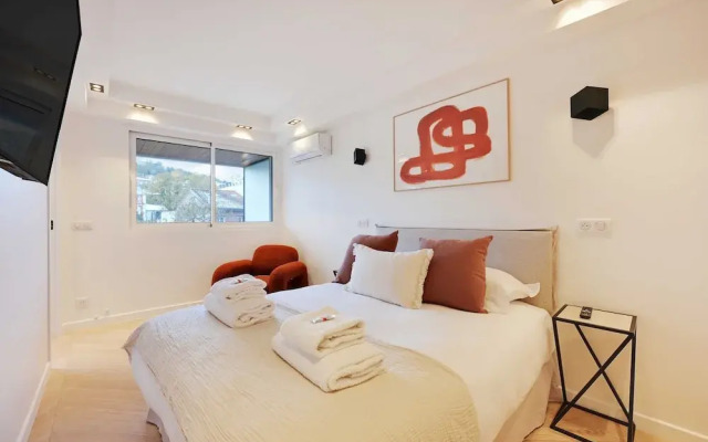 Charming Apt With AC & Balcony