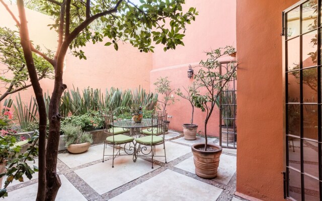 3BR Home with Rooftop & Garage in Centro