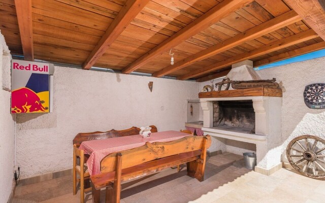 Two Bedrooms Ground Floor Apartment With Private Pool and Garden Near Pula