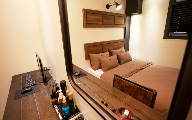 Achasan Station Wall Hotel