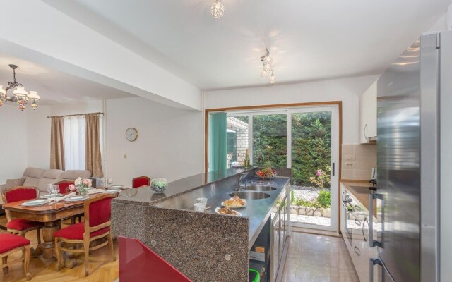 Beautiful Apartment in Malinska With Wifi and 2 Bedrooms