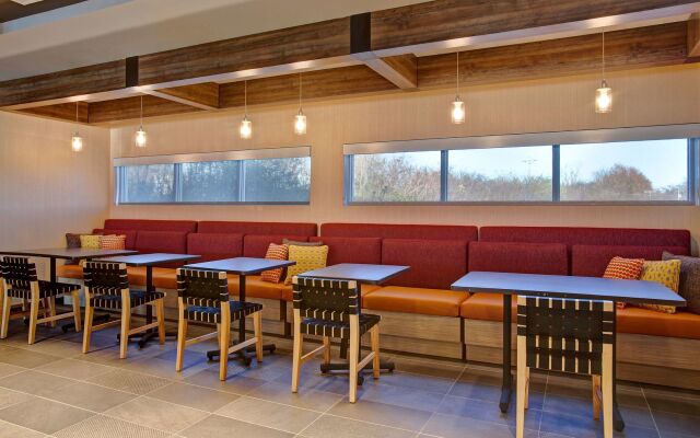 Tru by Hilton Alcoa Knoxville Airport