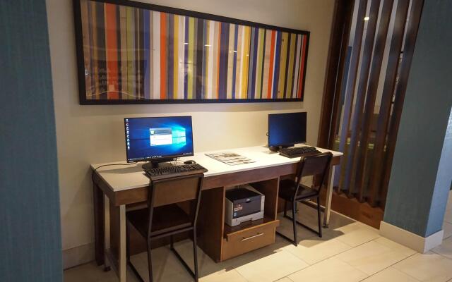 Holiday Inn Express and Suites Savannah - Midtown by IHG