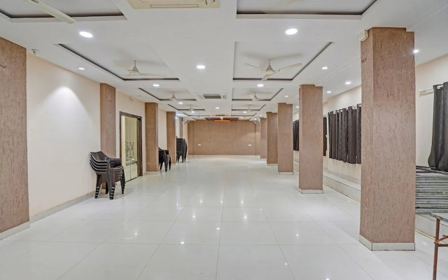 Fabhotel Paras Palace