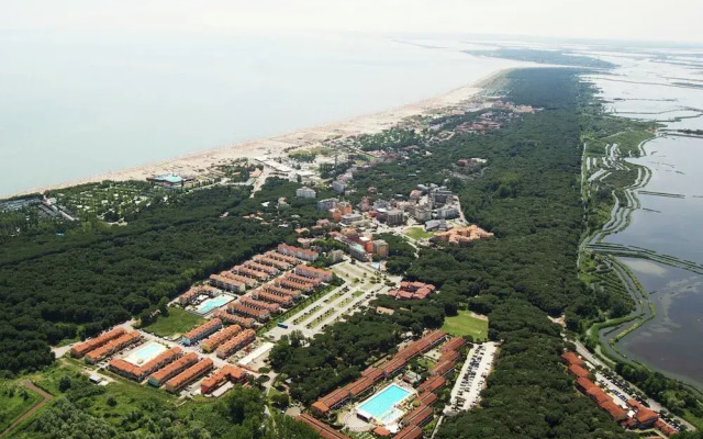 Spacious Apartment in Rosolina Mare near Sea