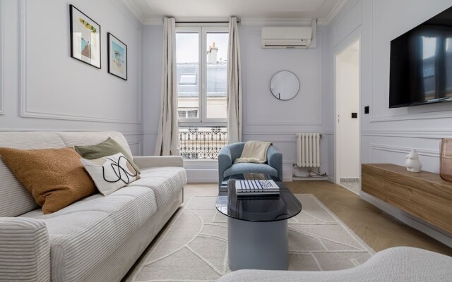 Poetic Stay - Louvre