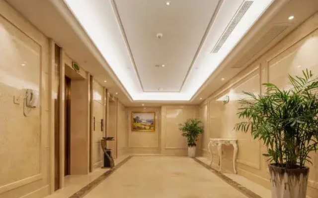 Vienna Hotel (Jingjiang Taihe Wuyue Plaza Bus Terminal)