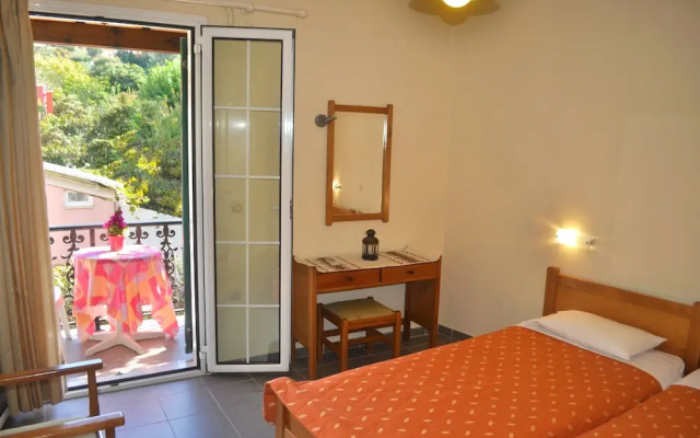 Holiday Studio Apartments Yannis on Agios Gordios Beach in Corfu